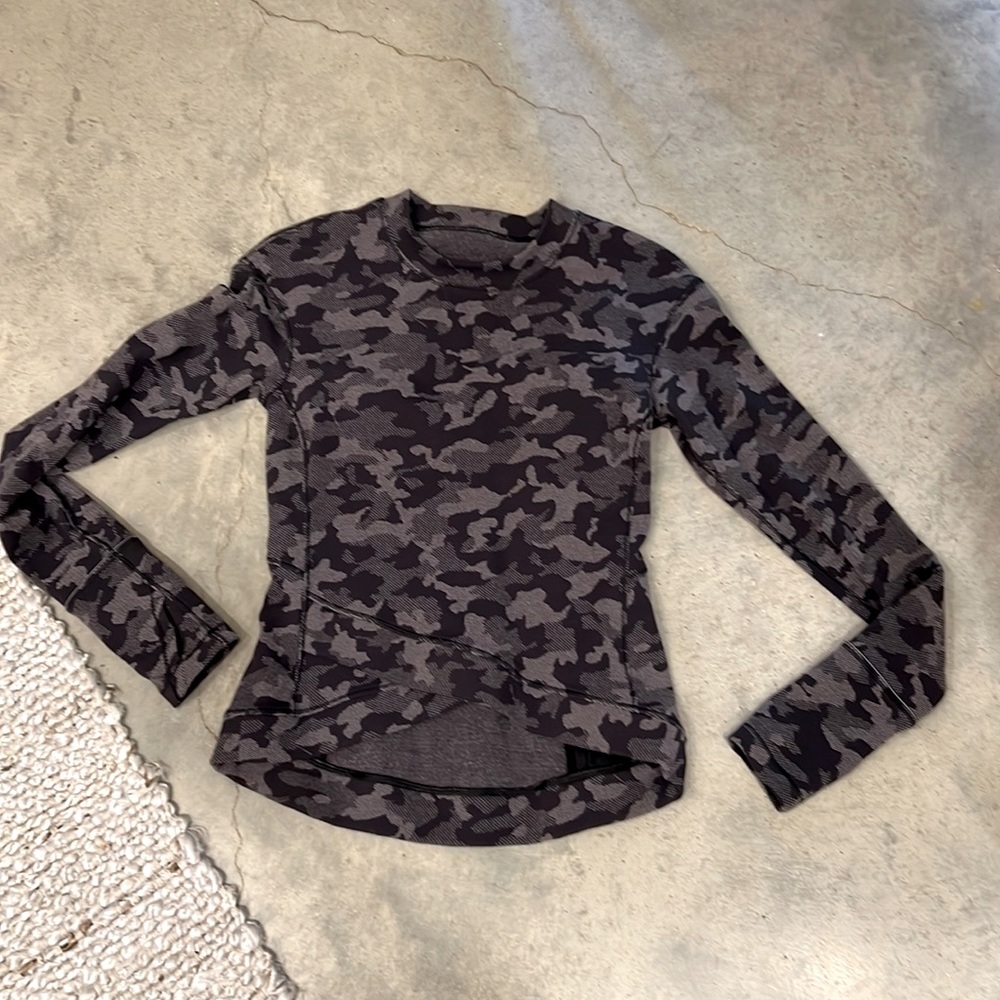 Lululemon warm camo top with thumb holes